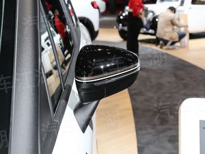 奔驰c2002018款运动款内饰屏幕方向盘能改吗